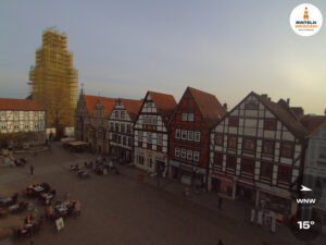 🕒 Update Rinteln (Sicht: Blick auf den Rintelner Marktplatz in Richtung St. Nikolai-Kirche) um 16:00 Uhr: 15,1°C.