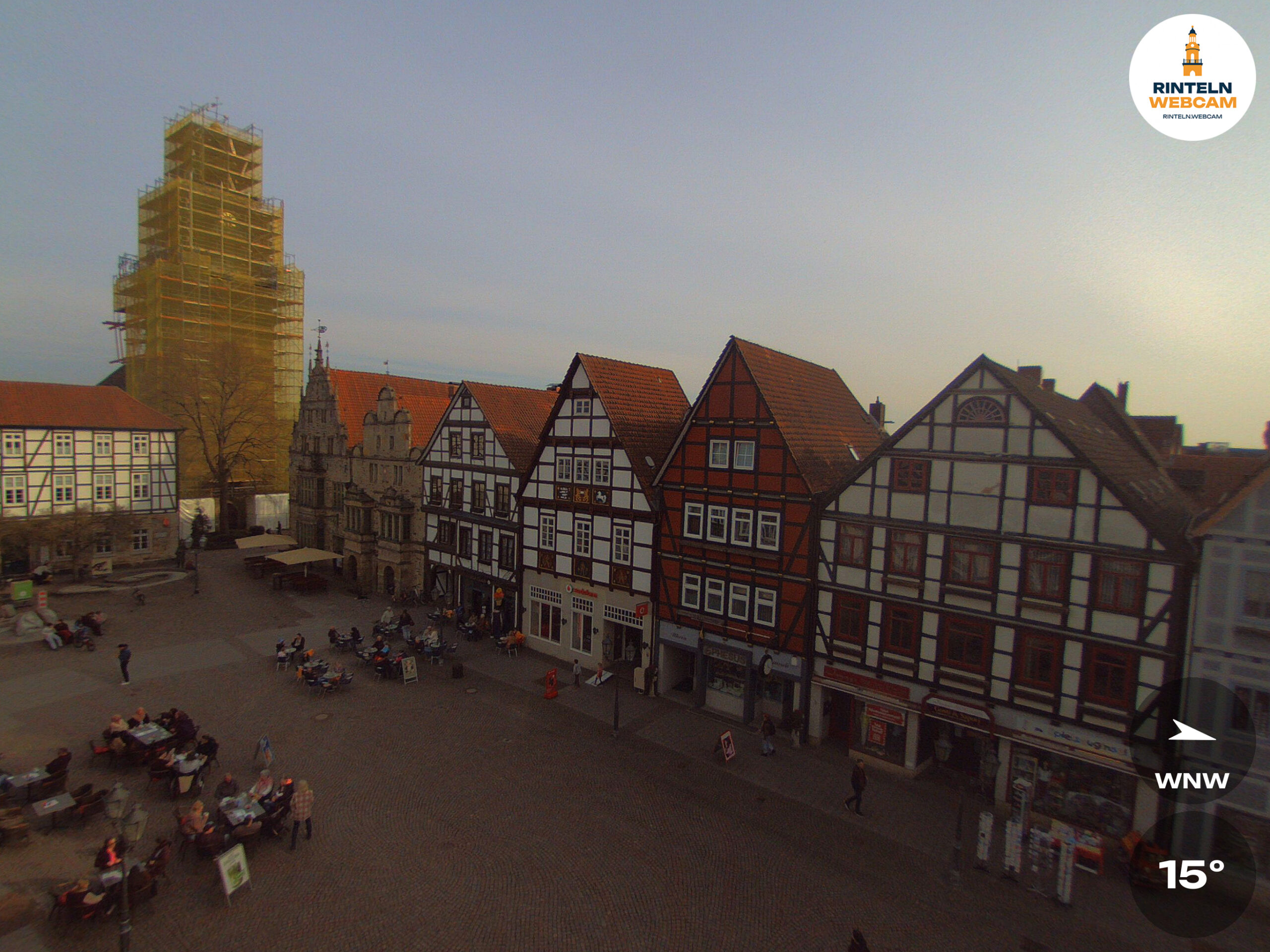 🕒 Update Rinteln (Sicht: Blick auf den Rintelner Marktplatz in Richtung St. Nikolai-Kirche) um 16:00 Uhr: 15,1°C.