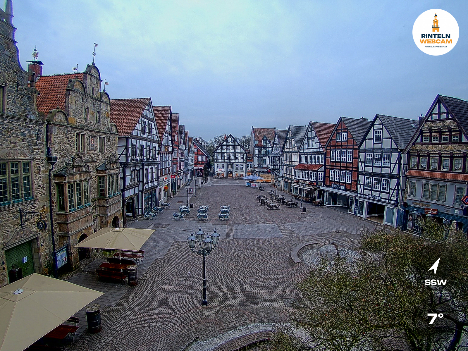 ☀️ Wetter Rinteln (Sicht: Blick auf den Rintelner Marktplatz aus Richtung Bürgerhaus): Heute bis 13,8°C. Sonnenuntergang heute erst um 18:43 Uhr.