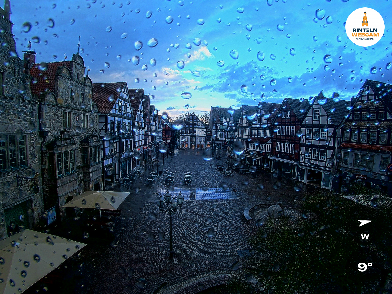 ☀️ Wetter Rinteln (Sicht: Blick auf den Rintelner Marktplatz aus Richtung Bürgerhaus): Heute bis 13°C. Sonnenuntergang heute erst um 18:45 Uhr. Wetterdatenbasis: Visual Crossing