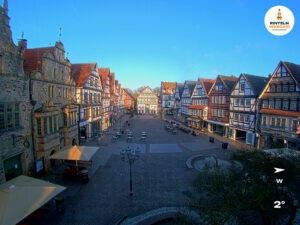 ☀️ Wetter Rinteln (Sicht: Blick auf den Rintelner Marktplatz aus Richtung Bürgerhaus): Heute bis 6,5°C. Sonnenuntergang heute erst um 18:47 Uhr.