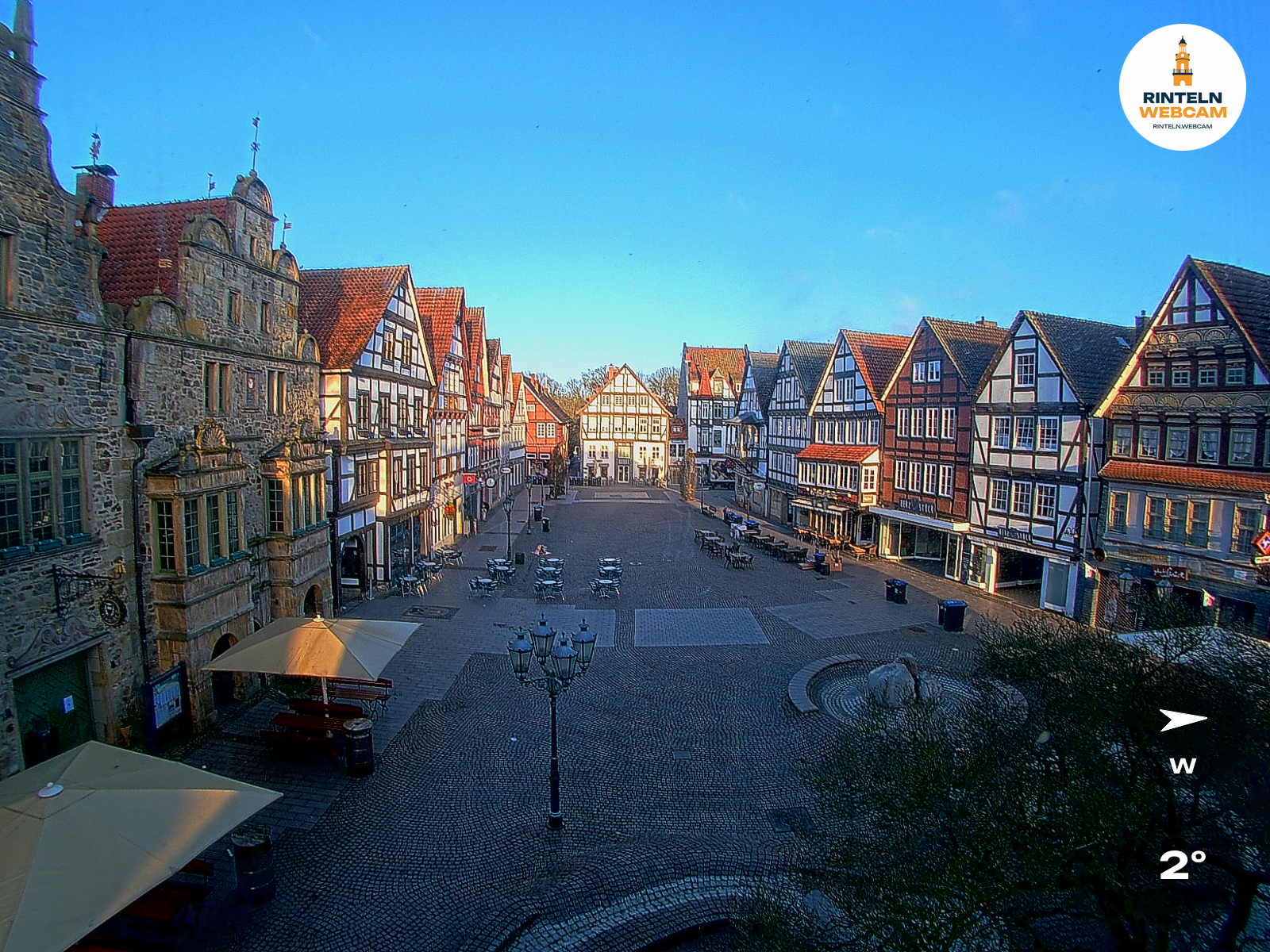 ☀️ Wetter Rinteln (Sicht: Blick auf den Rintelner Marktplatz aus Richtung Bürgerhaus): Heute bis 6,5°C. Sonnenuntergang heute erst um 18:47 Uhr.