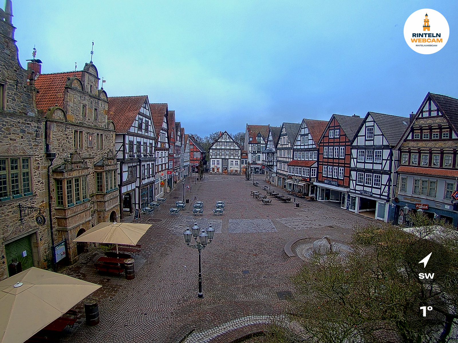 ☀️ Wetter Rinteln (Sicht: Blick auf den Rintelner Marktplatz aus Richtung Bürgerhaus): Heute bis 7°C. Sonnenuntergang heute erst um 18:49 Uhr.