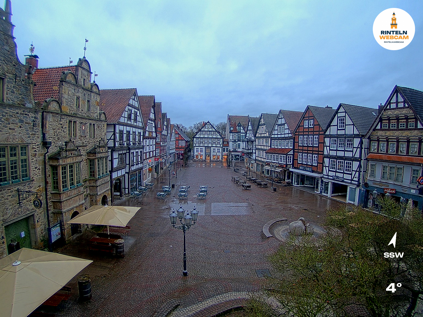 ☀️ Wetter Rinteln (Sicht: Blick auf den Rintelner Marktplatz aus Richtung Bürgerhaus): Heute bis 6,1°C. Sonnenuntergang heute erst um 18:50 Uhr.