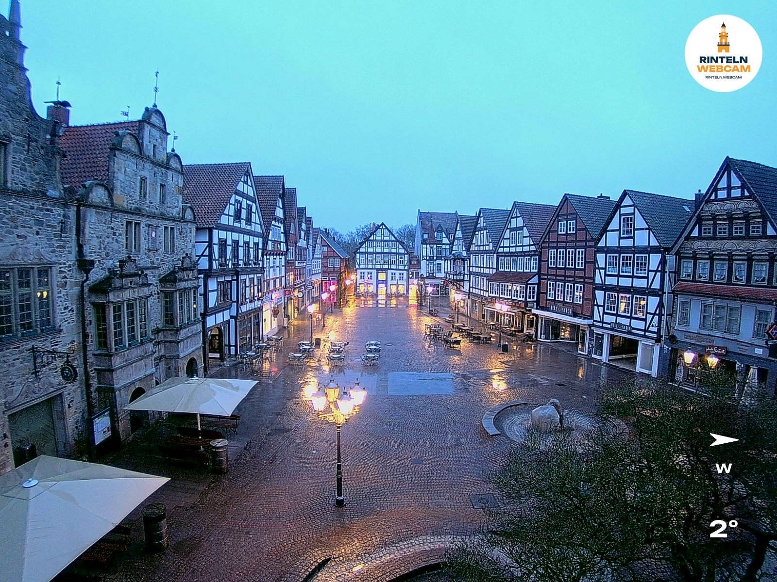 ☀️ Wetter Rinteln (Sicht: Blick auf den Rintelner Marktplatz aus Richtung Bürgerhaus): Heute bis 9,2°C. Sonnenuntergang heute erst um 19:52 Uhr.