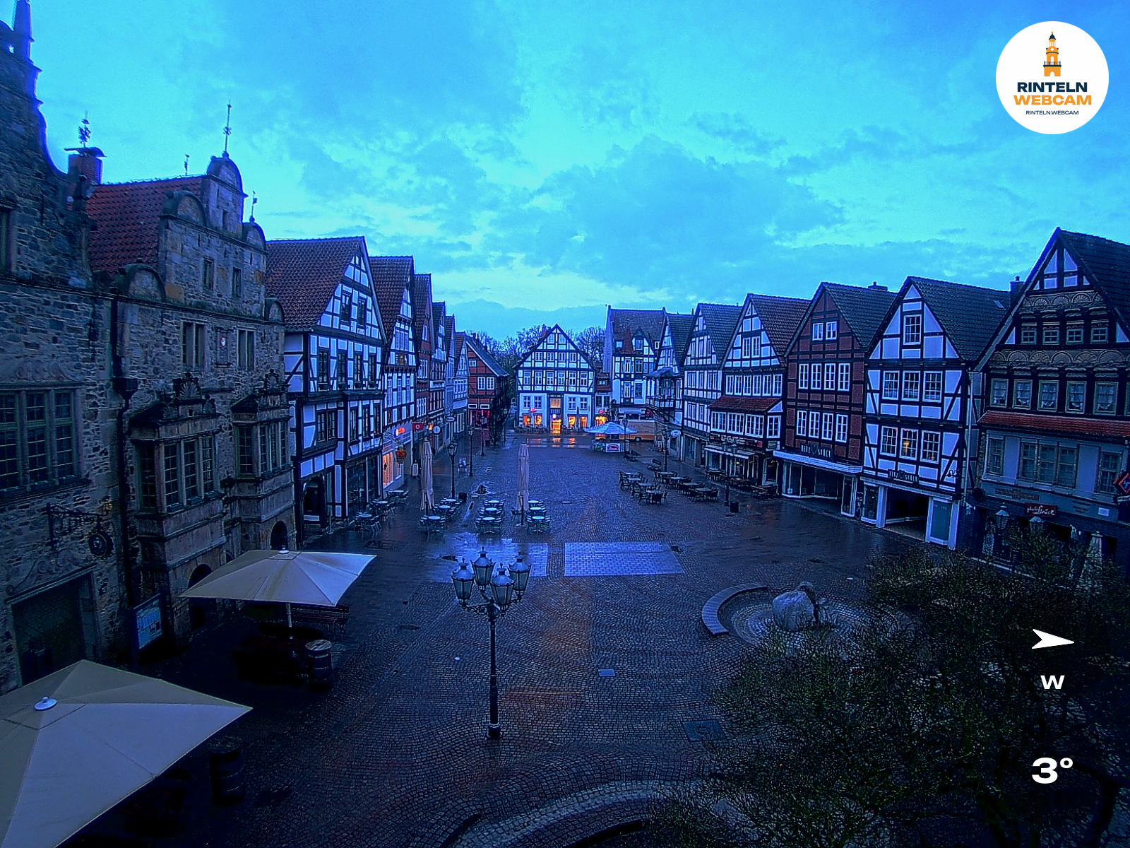 ☀️ Wetter Rinteln (Sicht: Blick auf den Rintelner Marktplatz aus Richtung Bürgerhaus): Heute bis 8,7°C. Sonnenuntergang heute erst um 19:55 Uhr.