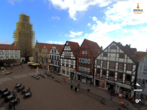 🕒 Update Rinteln (Sicht: Blick auf den Rintelner Marktplatz in Richtung St. Nikolai-Kirche) um 16:00 Uhr: 8,9°C.