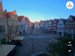 ☀️ Wetter Rinteln (Sicht: Blick auf den Rintelner Marktplatz aus Richtung Bürgerhaus): Heute bis 11,5°C. Sonnenuntergang heute erst um 20:06 Uhr.