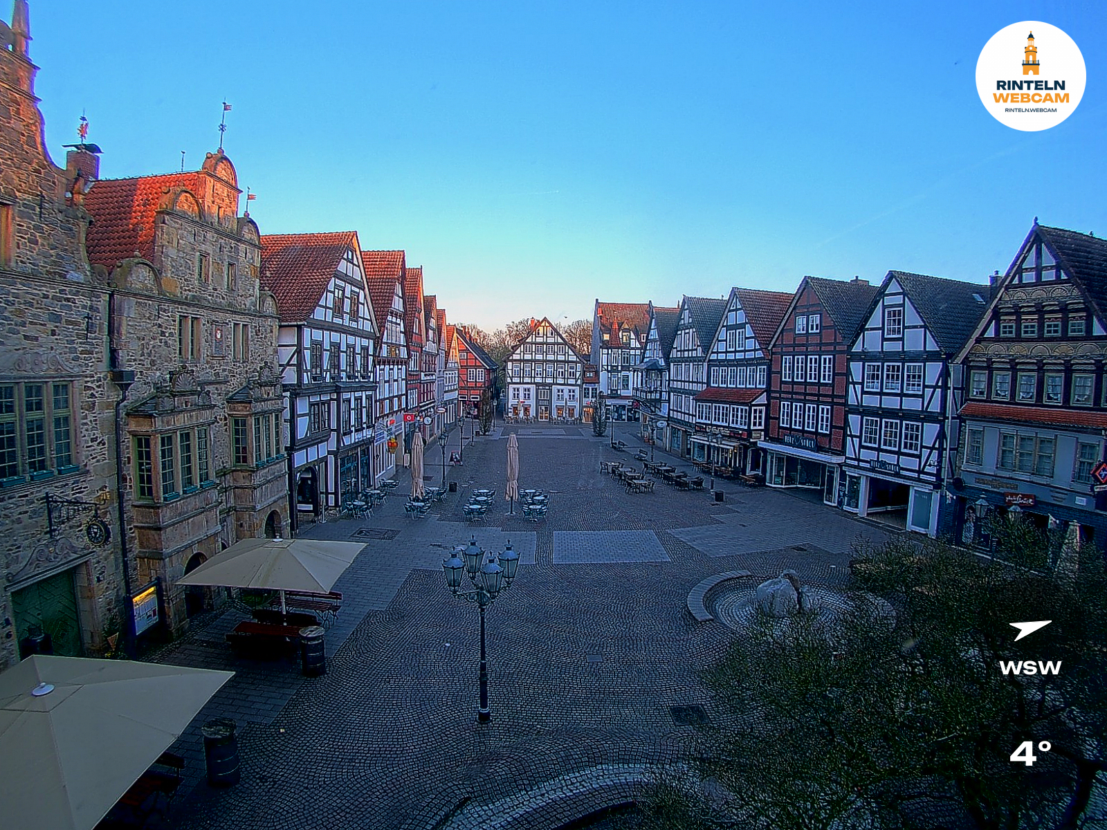☀️ Wetter Rinteln (Sicht: Blick auf den Rintelner Marktplatz aus Richtung Bürgerhaus): Heute bis 11,5°C. Sonnenuntergang heute erst um 20:06 Uhr.