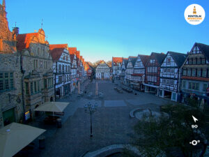 ☀️ Wetter Rinteln (Sicht: Blick auf den Rintelner Marktplatz aus Richtung Bürgerhaus): Heute bis 12,9°C. Sonnenuntergang heute erst um 20:08 Uhr.