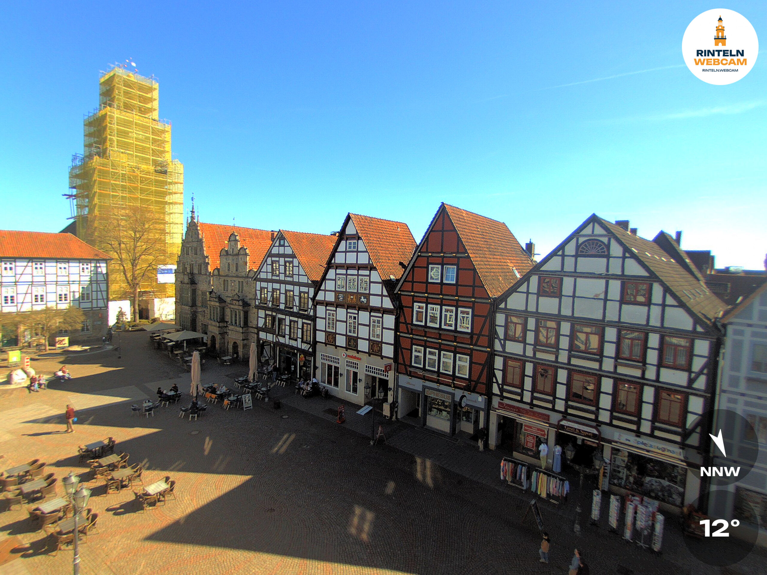 🕒 Update Rinteln (Sicht: Blick auf den Rintelner Marktplatz in Richtung St. Nikolai-Kirche) um 16:00 Uhr: 12,3°C.
