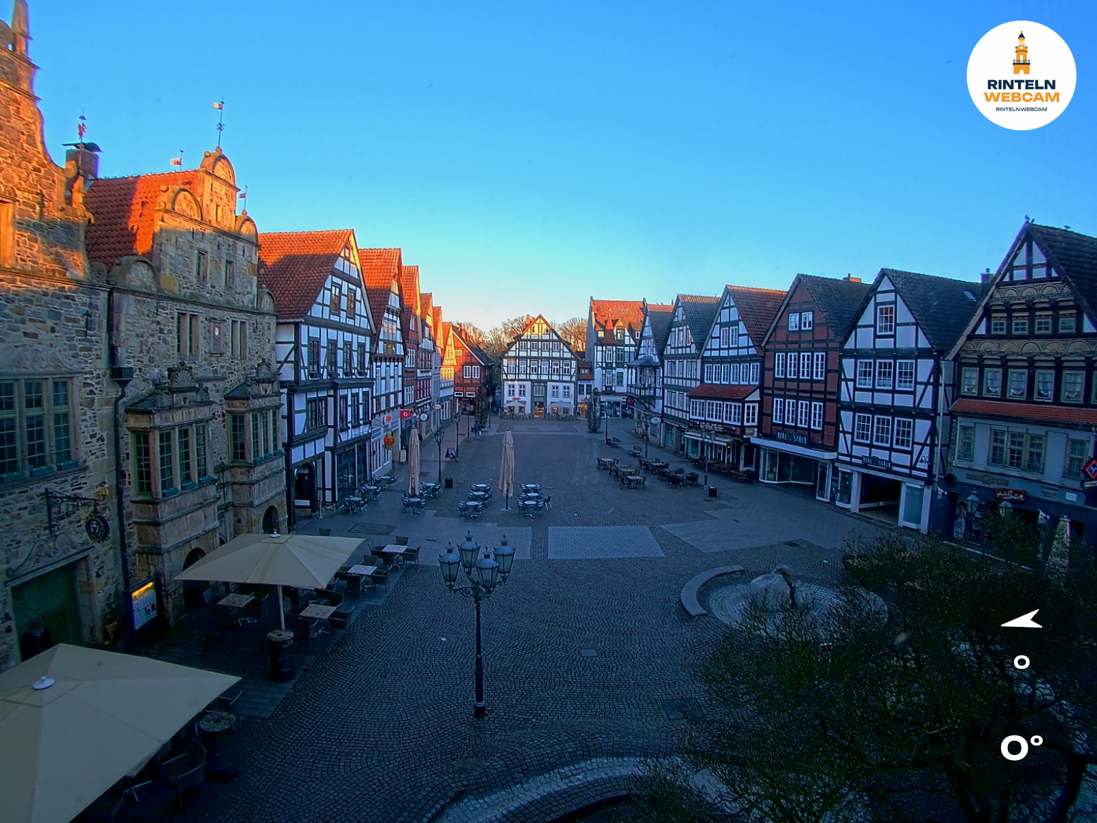 ☀️ Wetter Rinteln (Sicht: Blick auf den Rintelner Marktplatz aus Richtung Bürgerhaus): Heute bis 15°C. Sonnenuntergang heute erst um 20:09 Uhr.