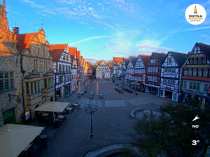 ☀️ Wetter Rinteln (Sicht: Blick auf den Rintelner Marktplatz aus Richtung Bürgerhaus): Heute bis 15.7°C. Sonnenuntergang heute erst um 20:11 Uhr.