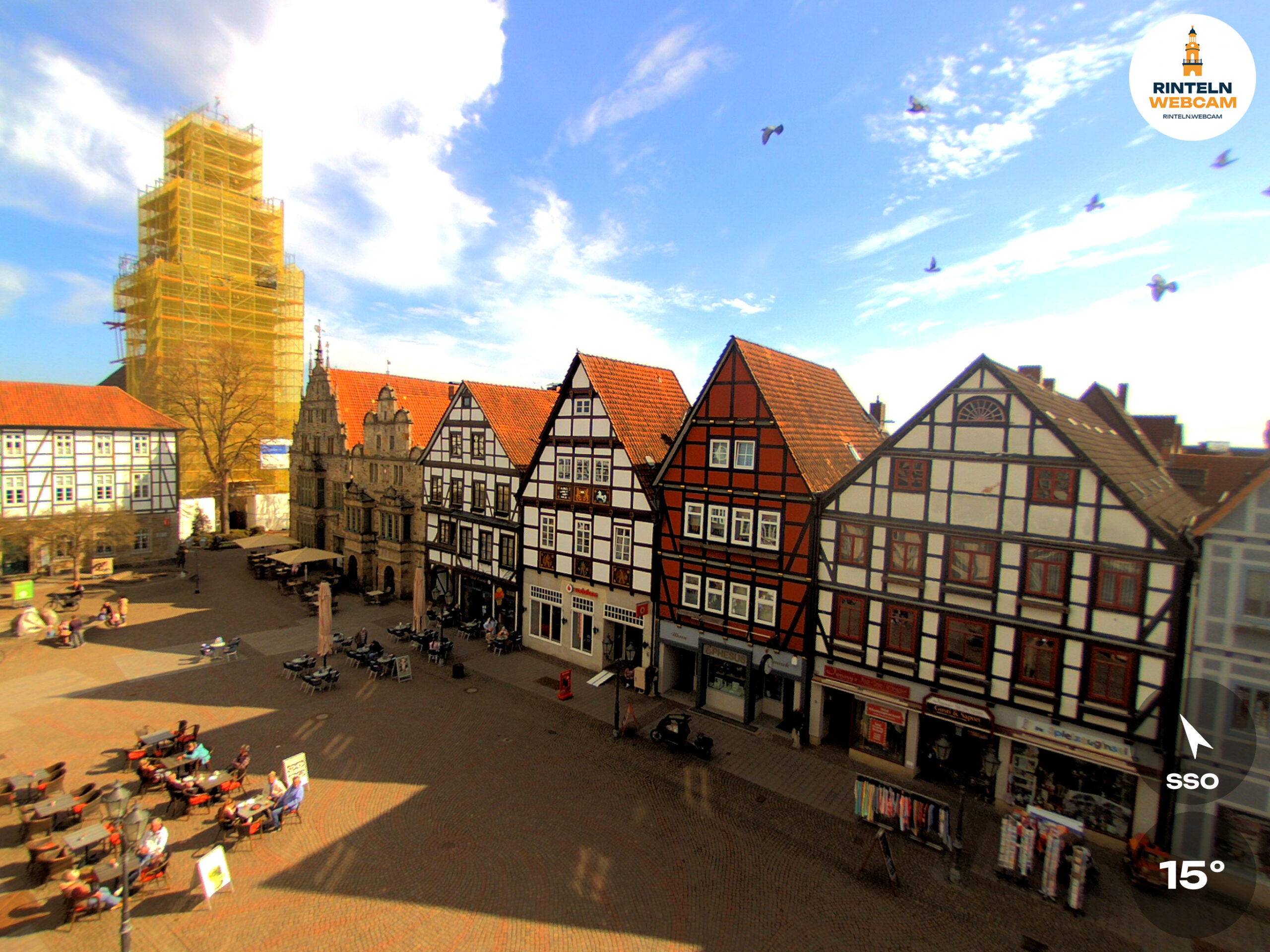 🕒 Update Rinteln (Sicht: Blick auf den Rintelner Marktplatz in Richtung St. Nikolai-Kirche) um 16:00 Uhr: 15,1°C.