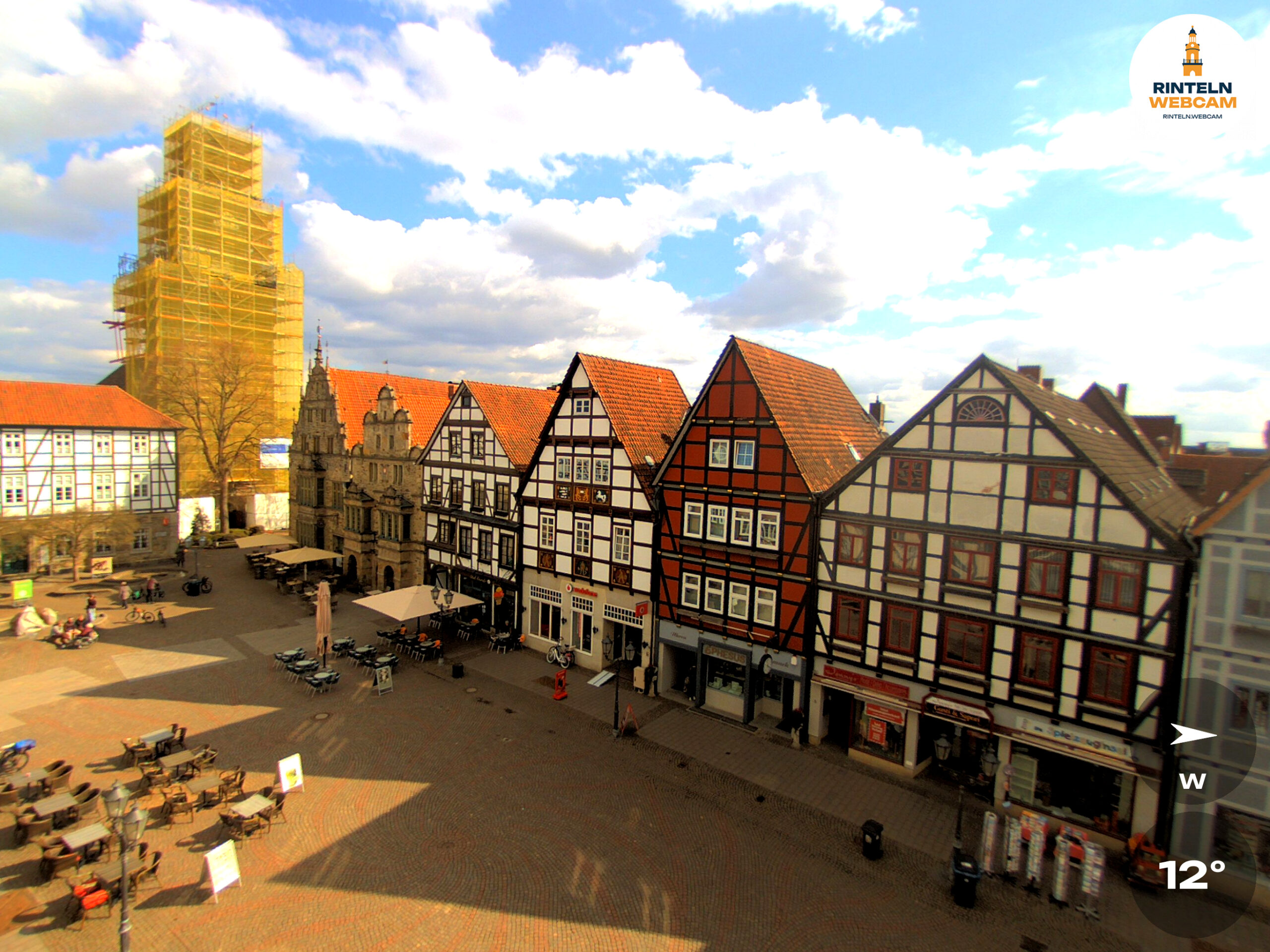 🕒 Update Rinteln (Sicht: Blick auf den Rintelner Marktplatz in Richtung St. Nikolai-Kirche) um 16:00 Uhr: 11,9°C.
