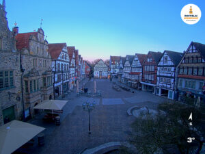 ☀️ Wetter Rinteln (Sicht: Blick auf den Rintelner Marktplatz aus Richtung Bürgerhaus): Heute bis 11,4°C. Sonnenuntergang heute erst um 19:59 Uhr.