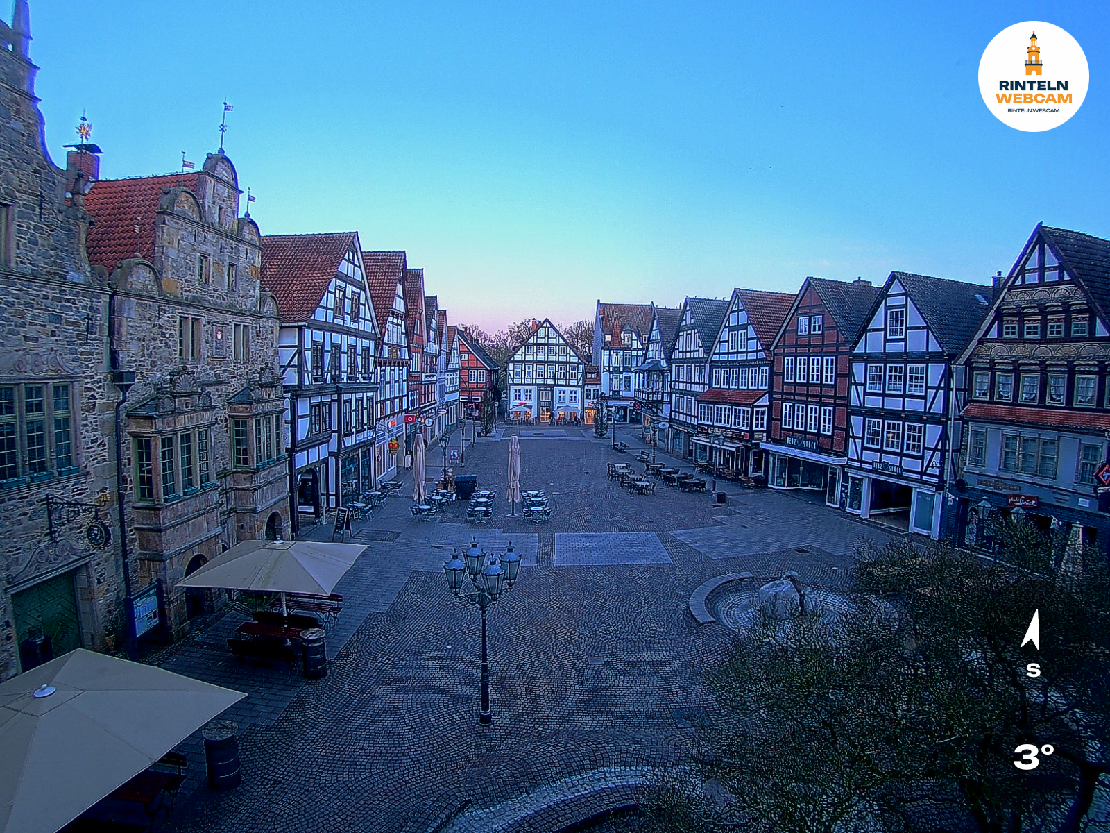 ☀️ Wetter Rinteln (Sicht: Blick auf den Rintelner Marktplatz aus Richtung Bürgerhaus): Heute bis 11,4°C. Sonnenuntergang heute erst um 19:59 Uhr.