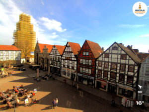 🕒 Update Rinteln (Sicht: Blick auf den Rintelner Marktplatz in Richtung St. Nikolai-Kirche) um 16:00 Uhr: 15,9°C.