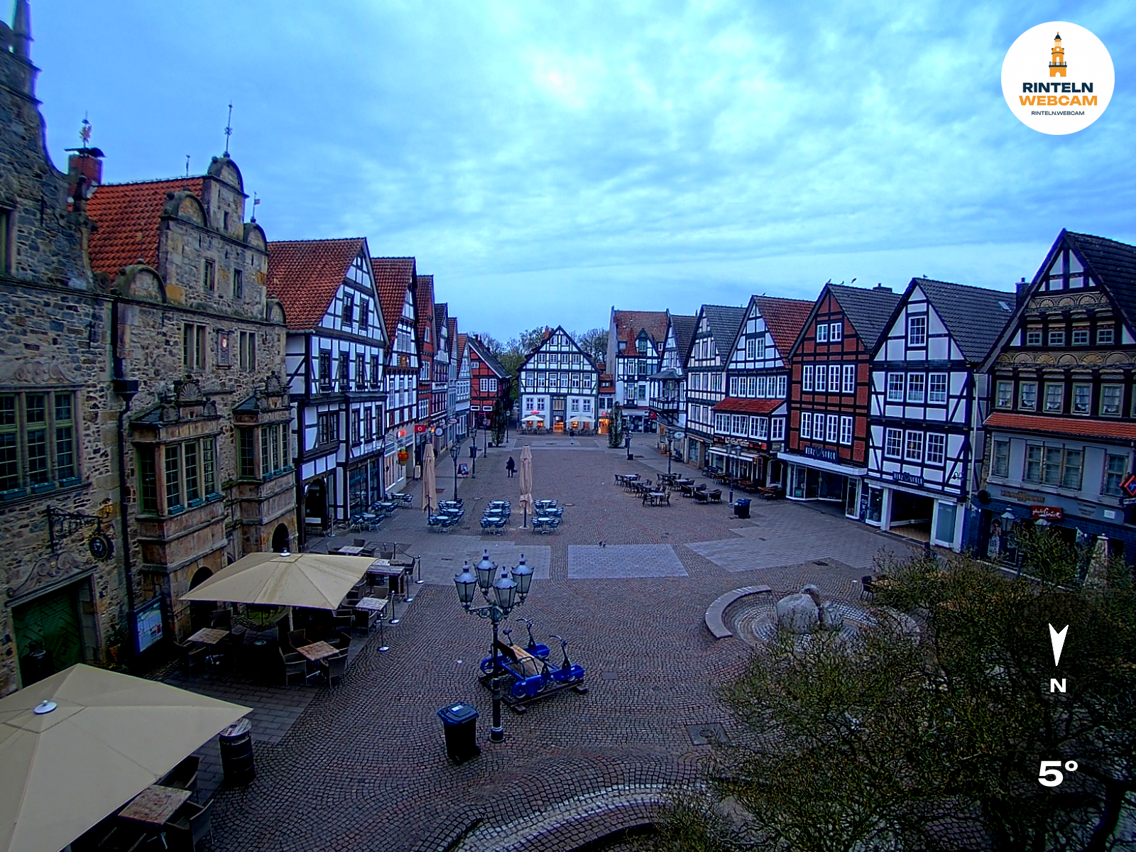 ☀️ Wetter Rinteln (Sicht: Blick auf den Rintelner Marktplatz aus Richtung Bürgerhaus): Heute bis 9,2°C. Sonnenuntergang heute erst um 20:18 Uhr.
