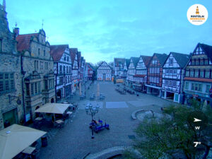 ☀️ Wetter Rinteln (Sicht: Blick auf den Rintelner Marktplatz aus Richtung Bürgerhaus): Heute bis 13,7°C. Sonnenuntergang heute erst um 20:20 Uhr.