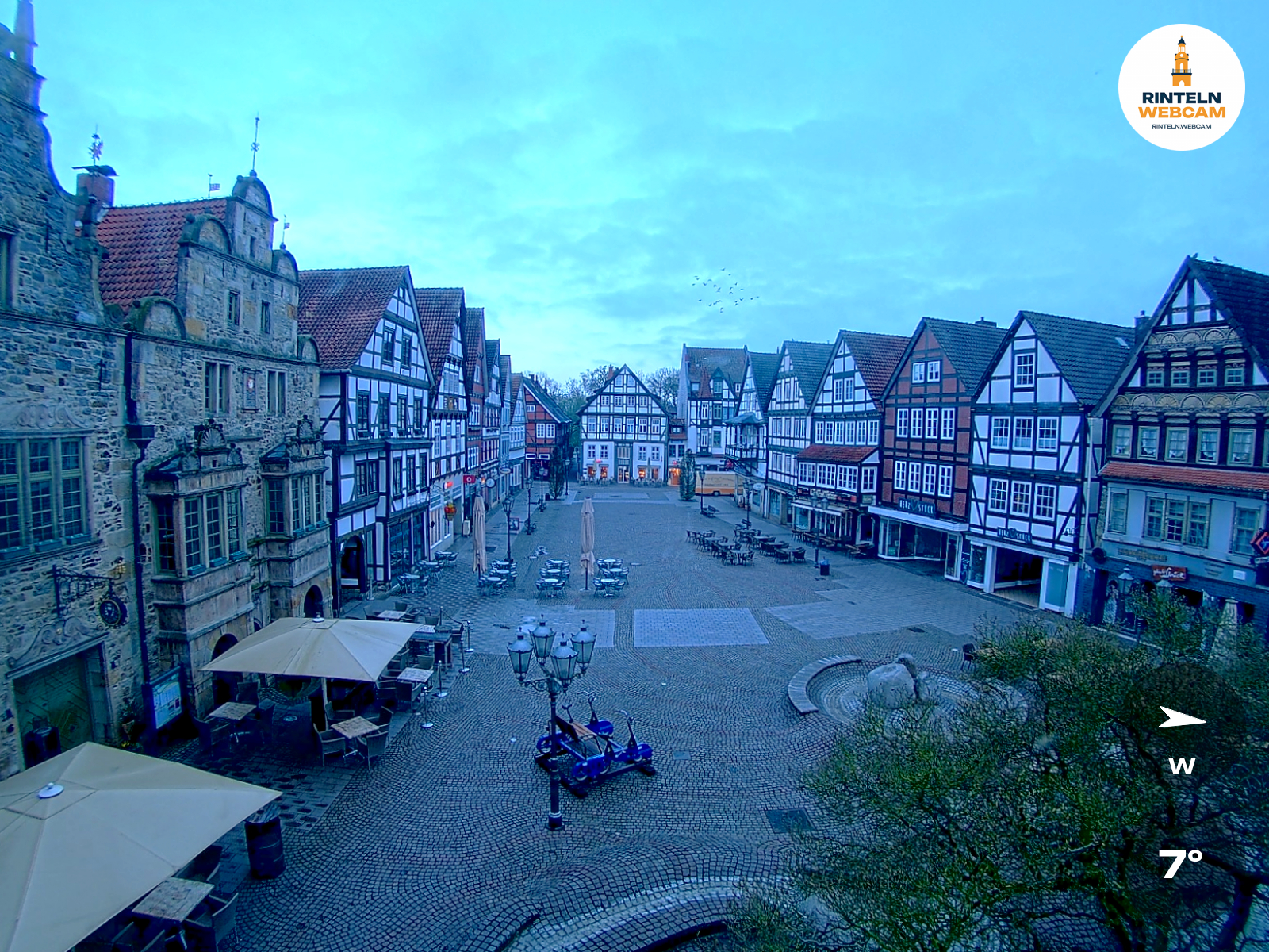 ☀️ Wetter Rinteln (Sicht: Blick auf den Rintelner Marktplatz aus Richtung Bürgerhaus): Heute bis 13,7°C. Sonnenuntergang heute erst um 20:20 Uhr.