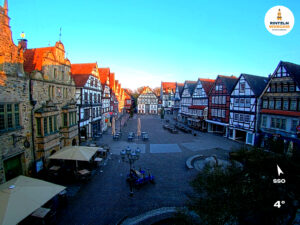 ☀️ Wetter Rinteln (Sicht: Blick auf den Rintelner Marktplatz aus Richtung Bürgerhaus): Heute bis 16,5°C. Sonnenuntergang heute erst um 20:21 Uhr.