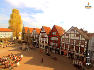 🕒 Update Rinteln (Sicht: Blick auf den Rintelner Marktplatz in Richtung St. Nikolai-Kirche) um 16:00 Uhr: 17°C.