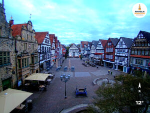 ☀️ Wetter Rinteln (Sicht: Blick auf den Rintelner Marktplatz aus Richtung Bürgerhaus): Heute bis 17°C. Sonnenuntergang heute erst um 20:23 Uhr.