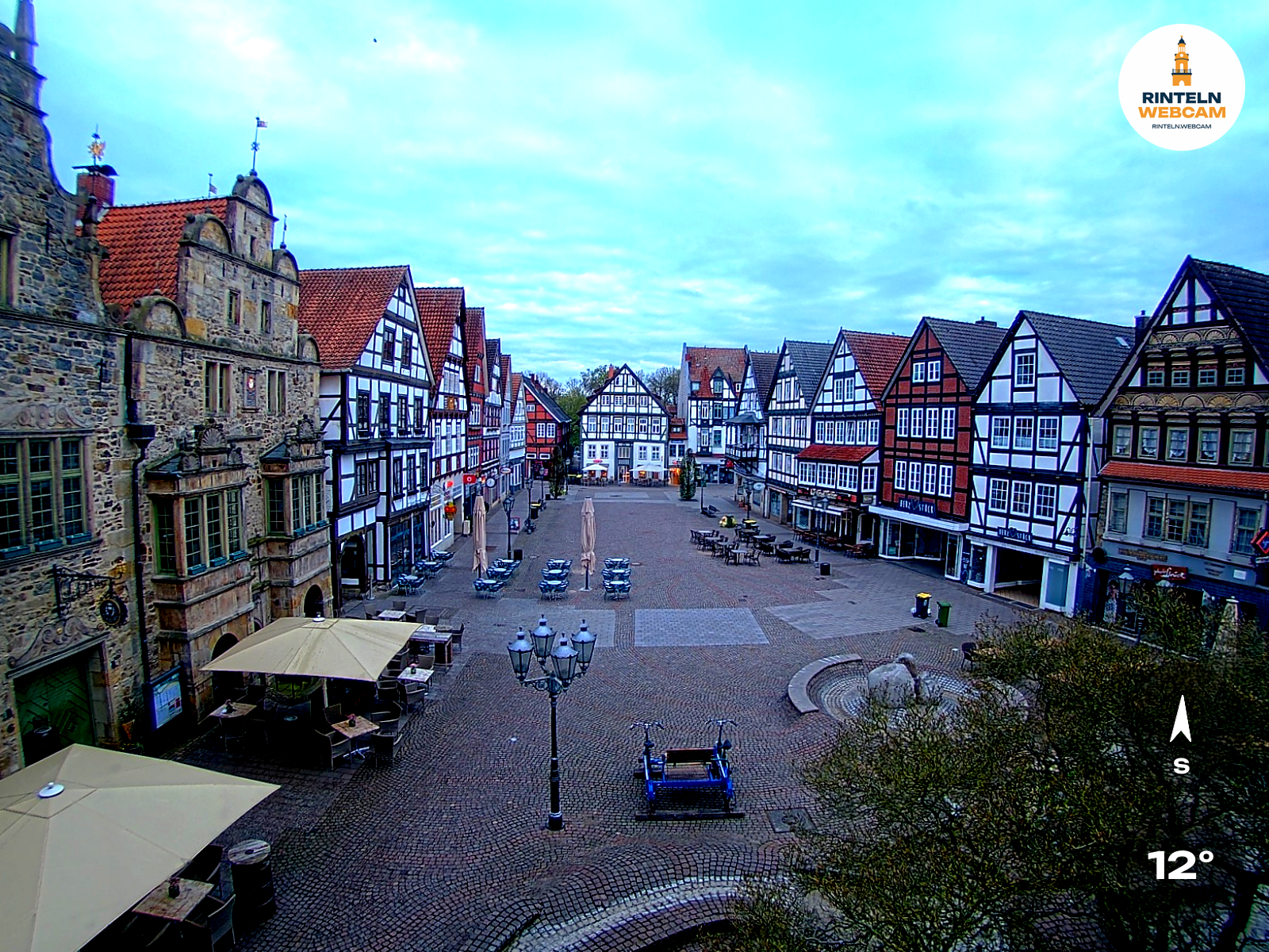 ☀️ Wetter Rinteln (Sicht: Blick auf den Rintelner Marktplatz aus Richtung Bürgerhaus): Heute bis 17°C. Sonnenuntergang heute erst um 20:23 Uhr.