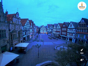 ☀️ Wetter Rinteln (Sicht: Blick auf den Rintelner Marktplatz aus Richtung Bürgerhaus): Heute bis 10,6°C. Sonnenuntergang heute erst um 19:57 Uhr.