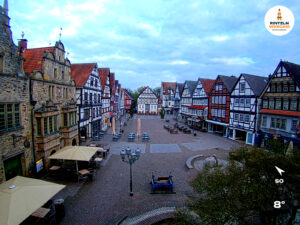 ☀️ Wetter Rinteln (Sicht: Blick auf den Rintelner Marktplatz aus Richtung Bürgerhaus): Heute bis 19,4°C. Sonnenuntergang heute erst um 20:25 Uhr.