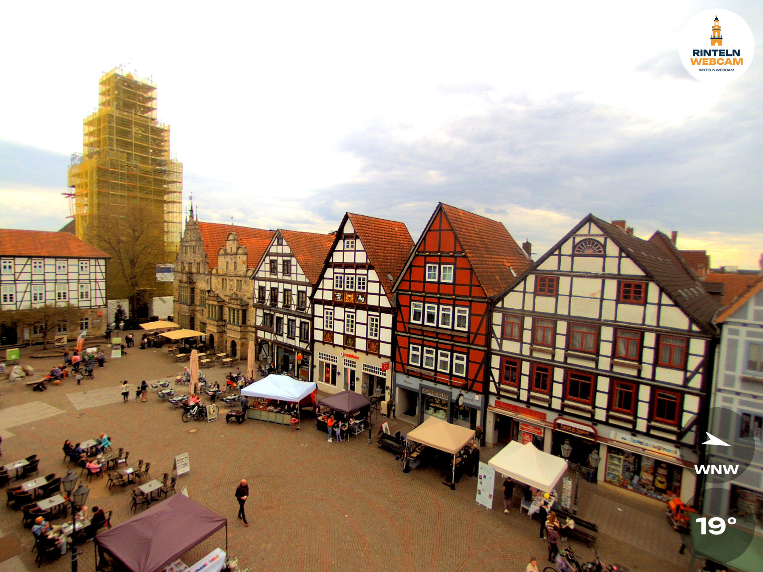 🕒 Update Rinteln (Sicht: Blick auf den Rintelner Marktplatz in Richtung St. Nikolai-Kirche) um 16:00 Uhr: 19°C.