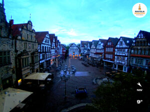 ☀️ Wetter Rinteln (Sicht: Blick auf den Rintelner Marktplatz aus Richtung Bürgerhaus): Heute bis 12.2°C. Sonnenuntergang heute erst um 20:28 Uhr.