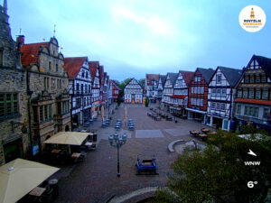 ☀️ Wetter Rinteln (Sicht: Blick auf den Rintelner Marktplatz aus Richtung Bürgerhaus): Heute bis 7°C. Sonnenuntergang heute erst um 20:30 Uhr.
