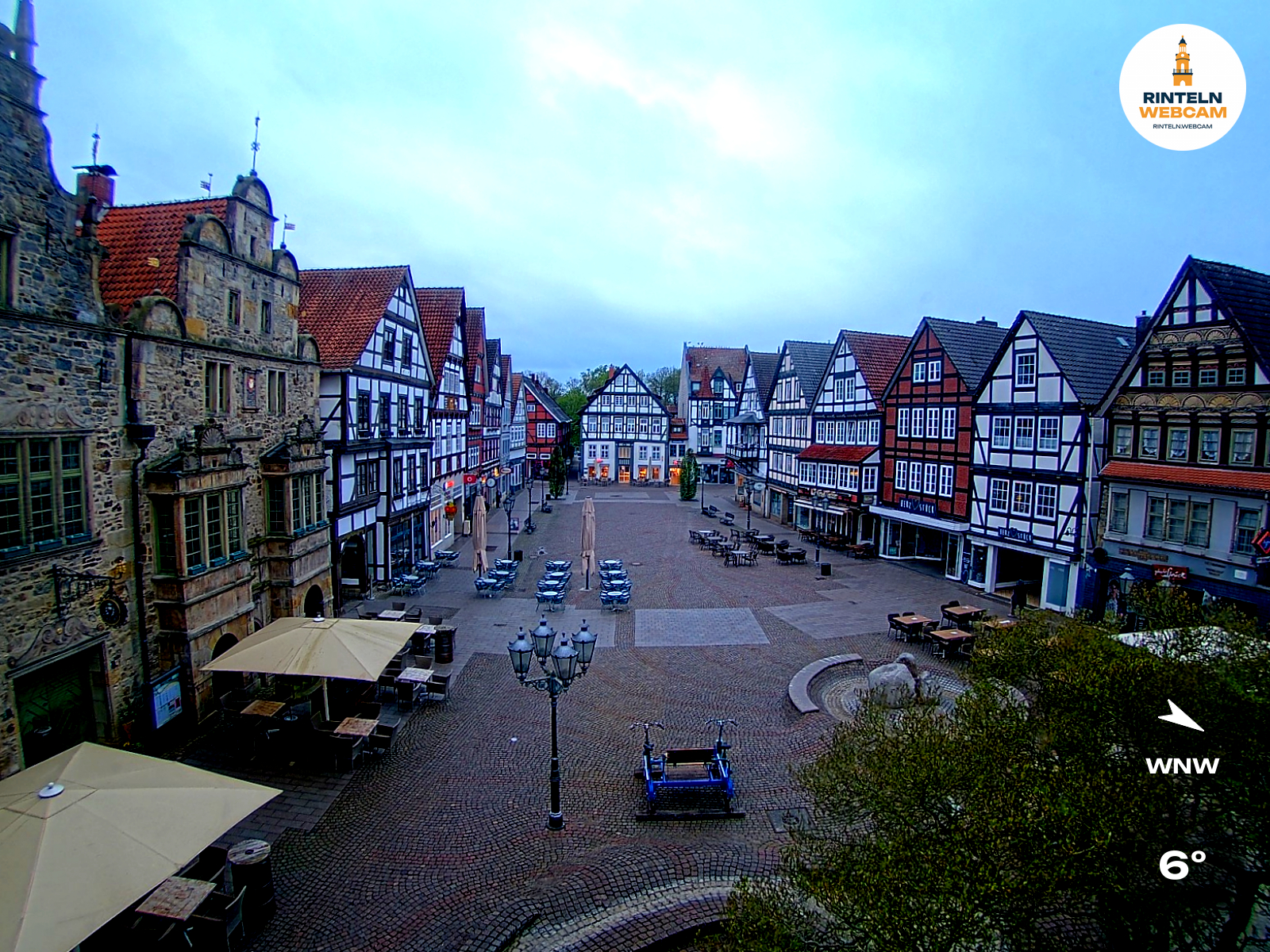☀️ Wetter Rinteln (Sicht: Blick auf den Rintelner Marktplatz aus Richtung Bürgerhaus): Heute bis 7°C. Sonnenuntergang heute erst um 20:30 Uhr.