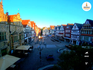 ☀️ Wetter Rinteln (Sicht: Blick auf den Rintelner Marktplatz aus Richtung Bürgerhaus): Heute bis 12°C. Sonnenuntergang heute erst um 20:32 Uhr.