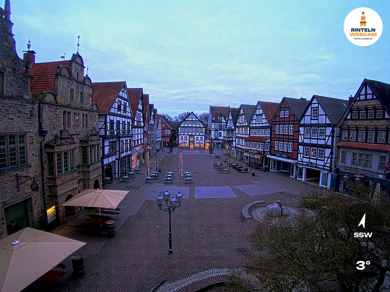 ☀️ Wetter Rinteln (Sicht: Blick auf den Rintelner Marktplatz aus Richtung Bürgerhaus): Heute bis 9,1°C. Sonnenuntergang heute erst um 20:01 Uhr.