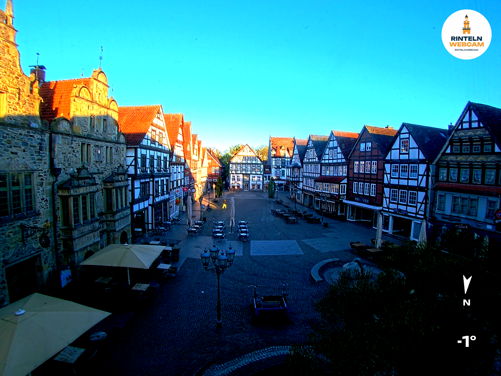 ☀️ Wetter Rinteln (Sicht: Blick auf den Rintelner Marktplatz aus Richtung Bürgerhaus): Heute bis 14,5°C. Sonnenuntergang heute erst um 20:33 Uhr.