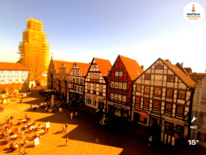 🕒 Update Rinteln (Sicht: Blick auf den Rintelner Marktplatz in Richtung St. Nikolai-Kirche) um 16:00 Uhr: 15°C.