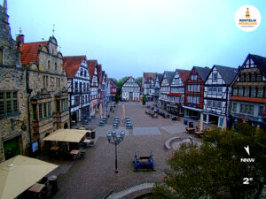 ☀️ Wetter Rinteln (Sicht: Blick auf den Rintelner Marktplatz aus Richtung Bürgerhaus): Heute bis 15,5°C. Sonnenuntergang heute erst um 20:35 Uhr.