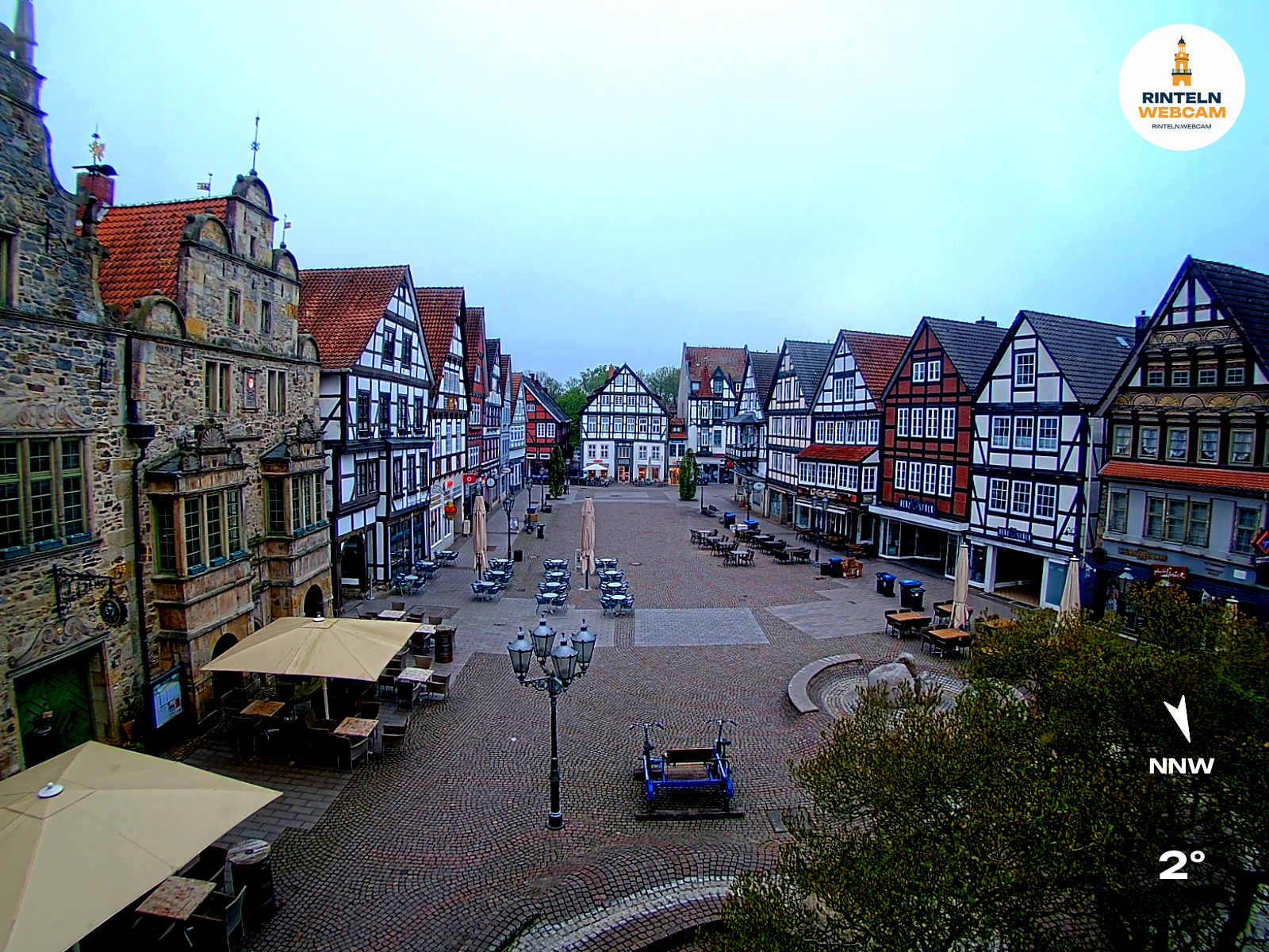 ☀️ Wetter Rinteln (Sicht: Blick auf den Rintelner Marktplatz aus Richtung Bürgerhaus): Heute bis 15,5°C. Sonnenuntergang heute erst um 20:35 Uhr.