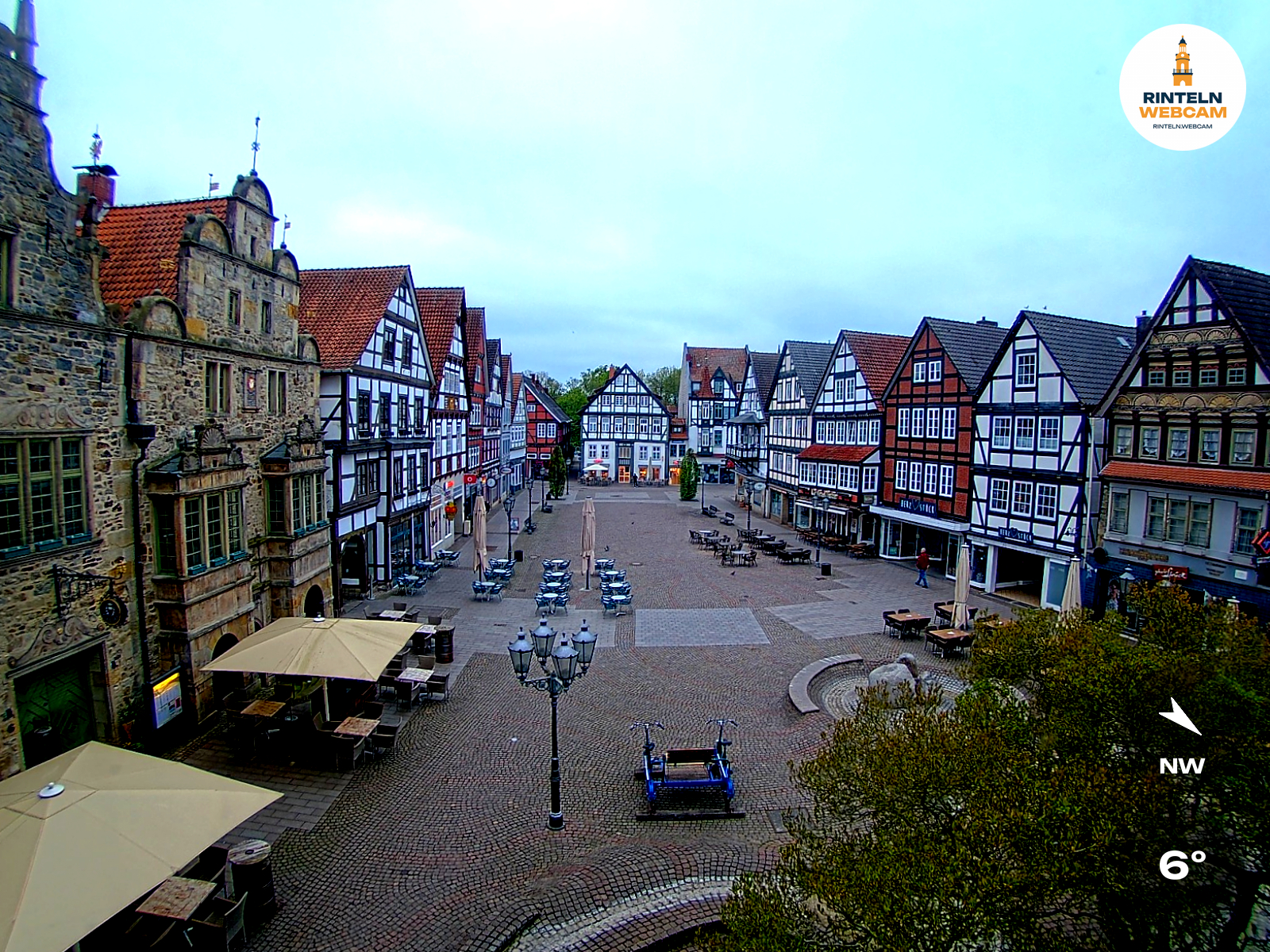 ☀️ Wetter Rinteln (Sicht: Blick auf den Rintelner Marktplatz aus Richtung Bürgerhaus): Heute bis 14,7°C. Sonnenuntergang heute erst um 20:37 Uhr.