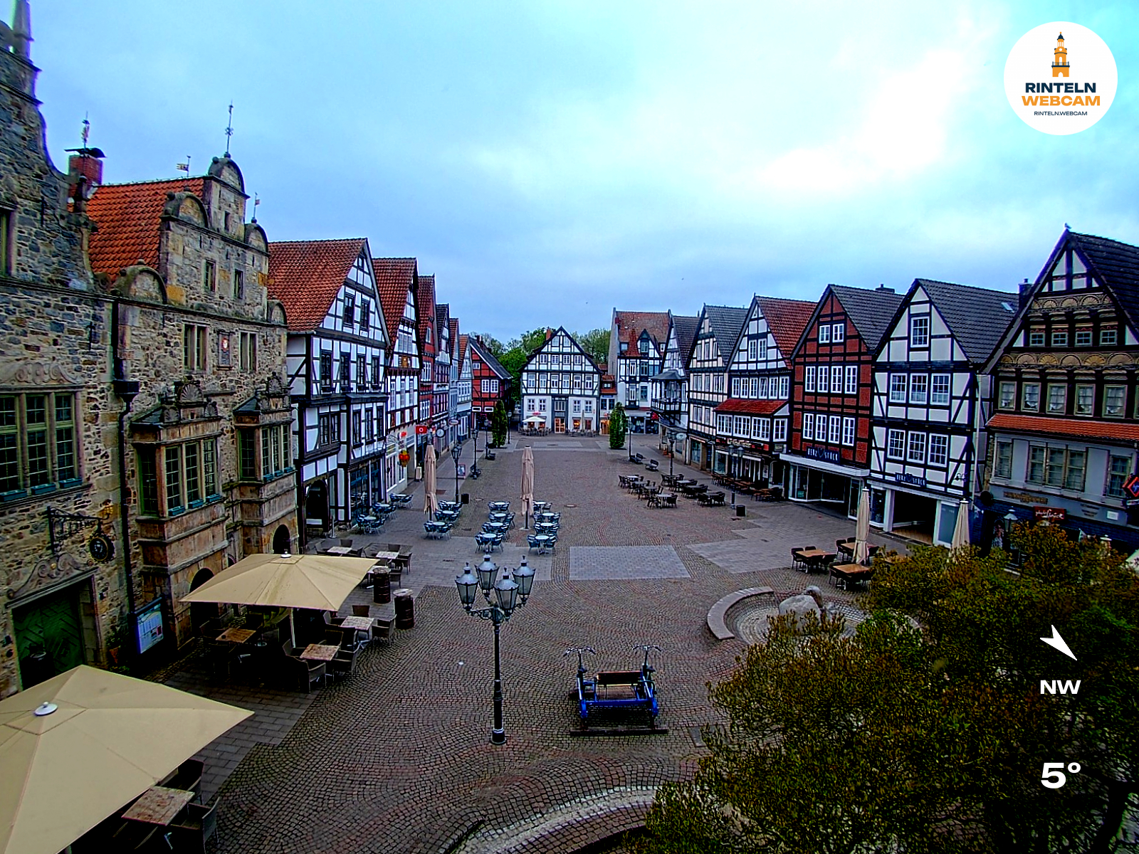 ☀️ Wetter Rinteln (Sicht: Blick auf den Rintelner Marktplatz aus Richtung Bürgerhaus): Heute bis 14,7°C. Sonnenuntergang heute erst um 20:39 Uhr.