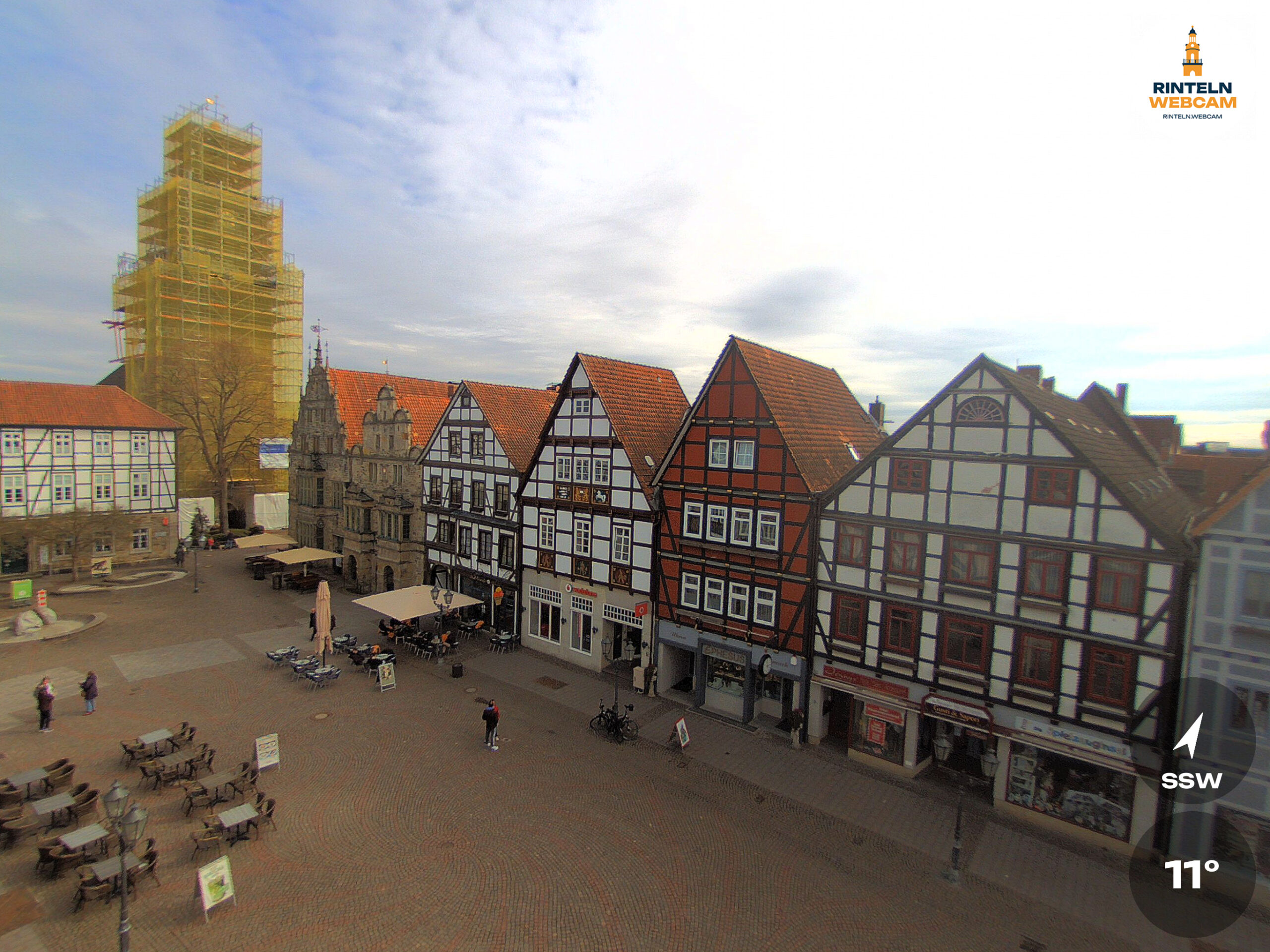 🕒 Update Rinteln (Sicht: Blick auf den Rintelner Marktplatz in Richtung St. Nikolai-Kirche) um 16:00 Uhr: 10,8°C.
