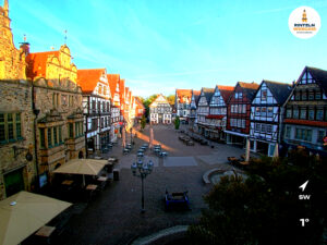 ☀️ Wetter Rinteln (Sicht: Blick auf den Rintelner Marktplatz aus Richtung Bürgerhaus): Heute bis 14,4°C. Sonnenuntergang heute erst um 20:42 Uhr.