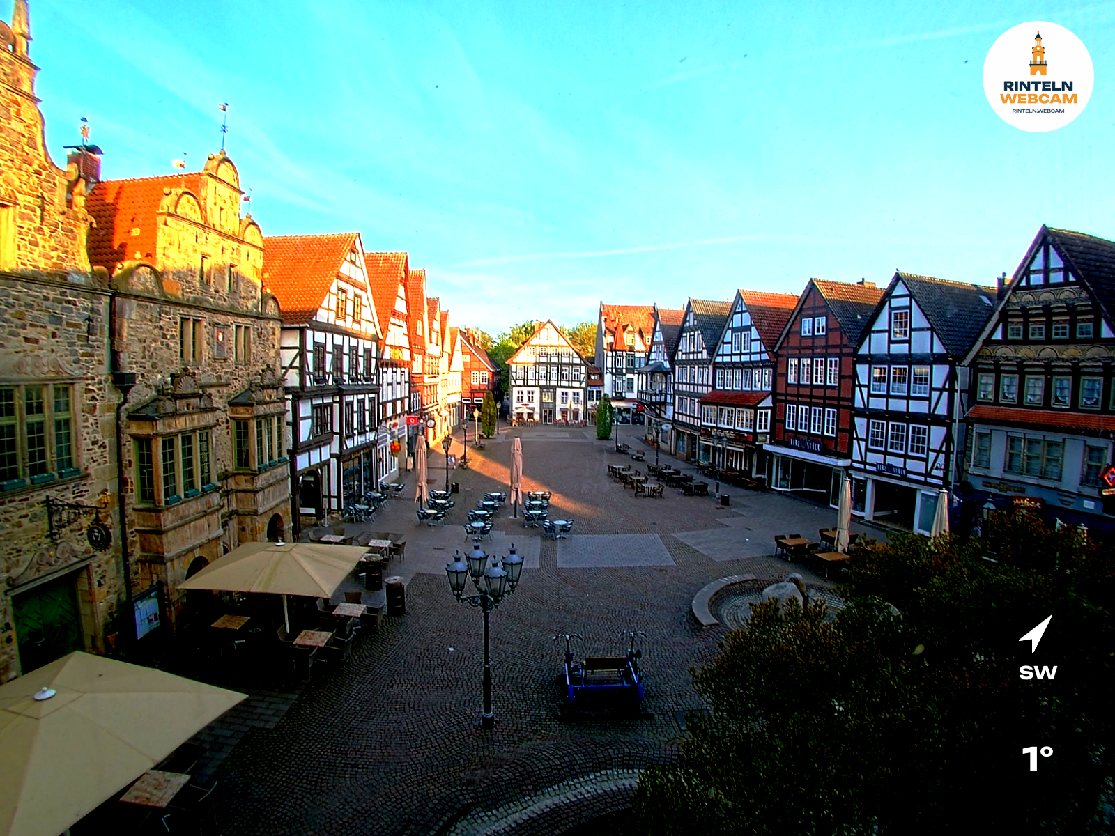 ☀️ Wetter Rinteln (Sicht: Blick auf den Rintelner Marktplatz aus Richtung Bürgerhaus): Heute bis 14,4°C. Sonnenuntergang heute erst um 20:42 Uhr.