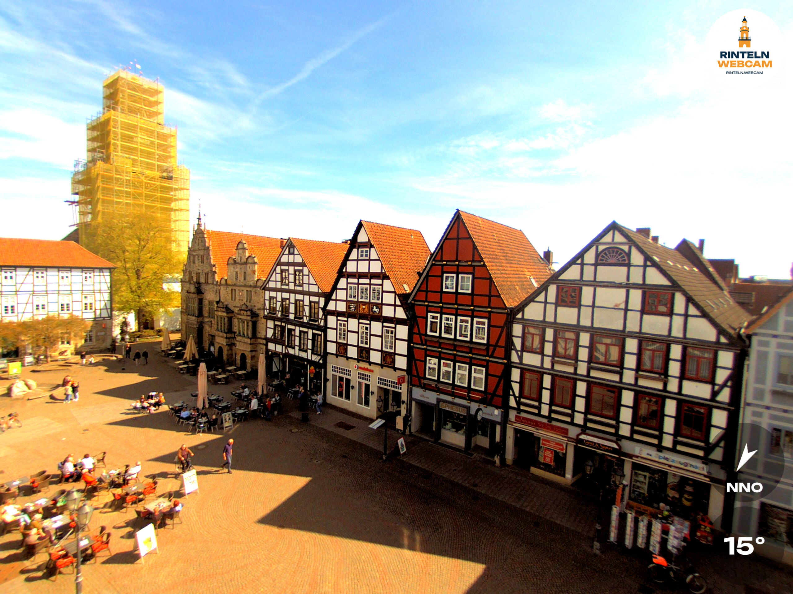 🕒 Update Rinteln (Sicht: Blick auf den Rintelner Marktplatz in Richtung St. Nikolai-Kirche) um 16:00 Uhr: 15,1°C.
