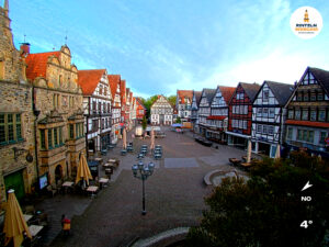 ☀️ Wetter Rinteln (Sicht: Blick auf den Rintelner Marktplatz aus Richtung Bürgerhaus): Heute bis 15,4°C. Sonnenuntergang heute erst um 20:44 Uhr.