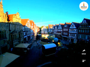 ☀️ Wetter Rinteln (Sicht: Blick auf den Rintelner Marktplatz aus Richtung Bürgerhaus): Heute bis 14,4°C. Sonnenuntergang heute erst um 20:45 Uhr.