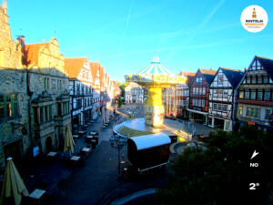 ☀️ Wetter Rinteln (Sicht: Blick auf den Rintelner Marktplatz aus Richtung Bürgerhaus): Heute bis 17°C. Sonnenuntergang heute erst um 20:47 Uhr.